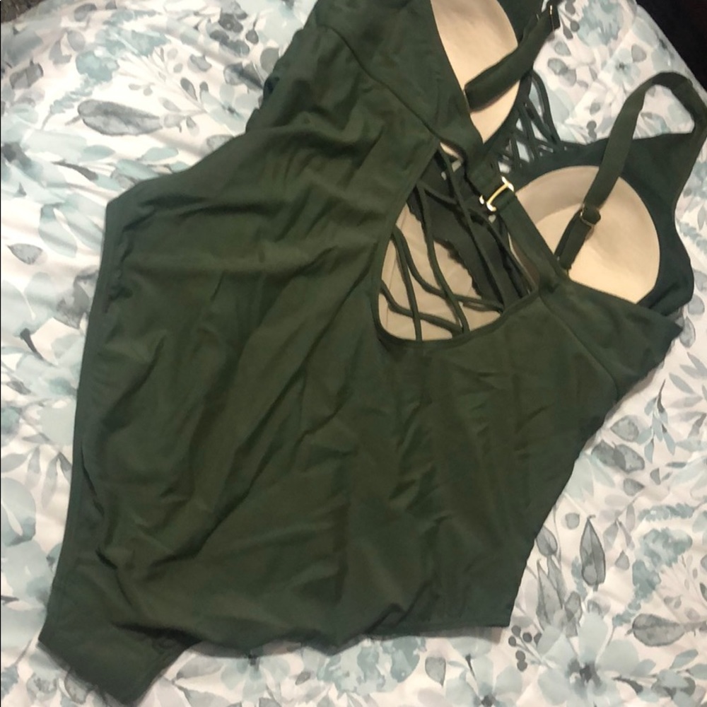 Swimsuit - Picture 3 of 5